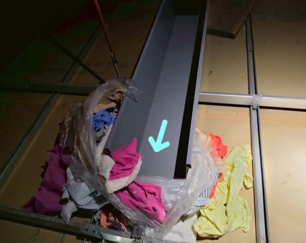 屋根裏に設置された雨樋システム　大量の布切れに染み込ませている